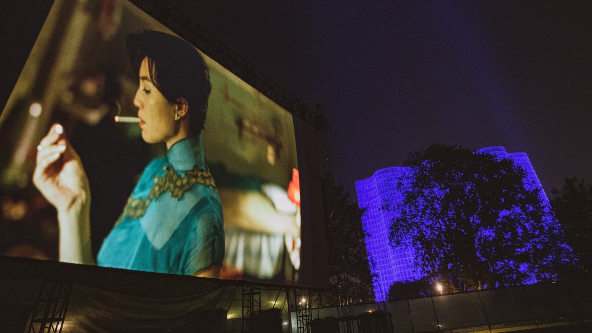 Photos: 20th Anniversary Restoration of Wong Kar Wai’s <i>In the Mood for Love</i> Premieres at Queens Drive-In