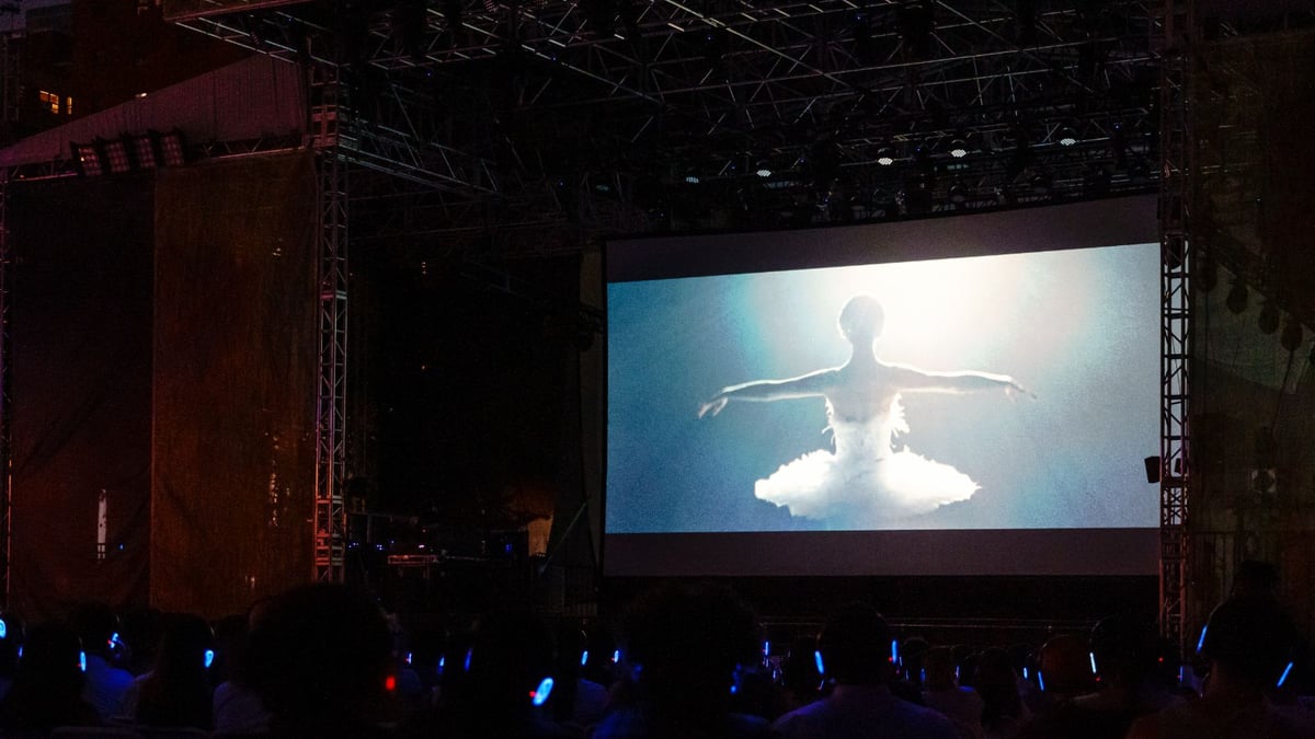 Photos: Darren Aronofsky Kicks Off FLC’s 2024 Free Outdoor Film Series with <i>Black Swan</i>!